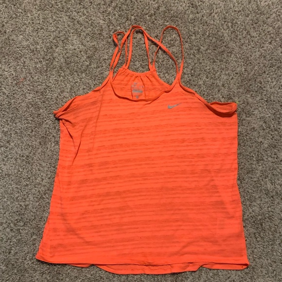 Nike Tops - NIKE WORKOUT TOP ✨💪🏼